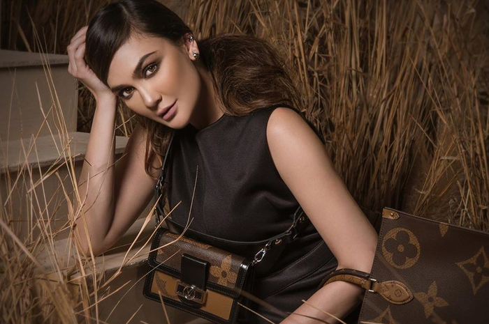 Endorse di atas ranjang, wajah Luna Maya tanpa makeup sukses jadi sorotan netizen.