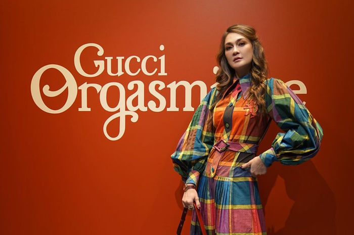 Luna Maya terlihat cantik dengan dress dari brand Gucci yang sama persis dengan yang dikenakan oleh Olla Ramlan