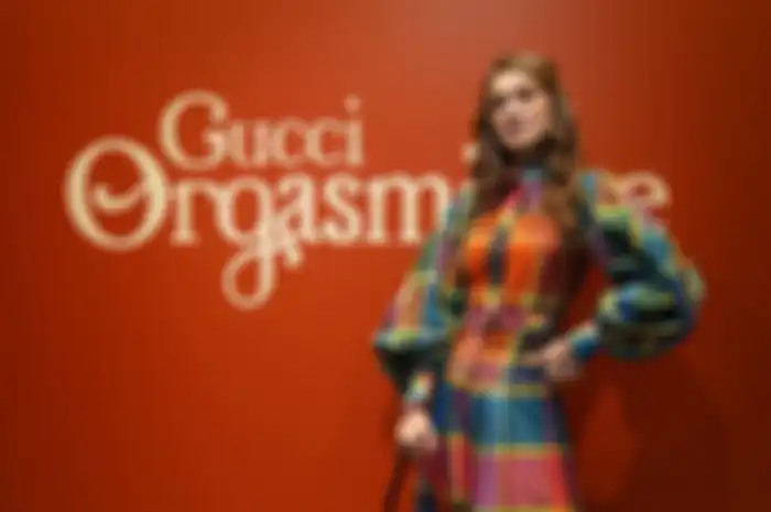 Luna Maya terlihat cantik dengan dress dari brand Gucci yang sama persis dengan yang dikenakan oleh Olla Ramlan