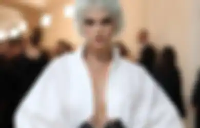 Cara Delevingne di Met Gala 2023 Kayak Karakter Anime dengan Rambut Abunya!