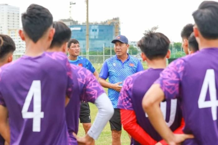 Pelatih Timnas U-19 Vietnam, Hua Hien Vinh, sedang memimpin sesi latihan.