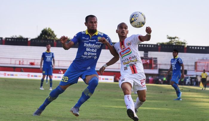 Pemain sayap Persija Jakarta, Riko Simanjuntak (kanan), dibayangi bek Persib Bandung, Supardi Nasir (kiri), dalam lanjutan Liga 1 2019 di Stadion Kapten I Wayan Dipta, Senin (28/10/2019).