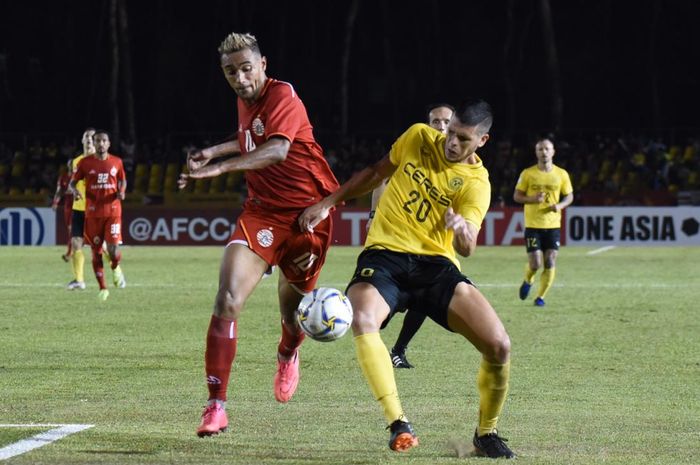 Bruno Matos dan Alvaro Silva berduel saat Ceres Negros menjamu Persija Jakarta di Stadion Panaad, Bacolod, Filipina, Rabu (3/4/2019).