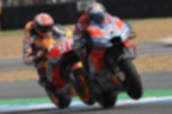 Marc Marquez berduel sengit dengan Andrea Dovizioso di MotoGP Thailand.