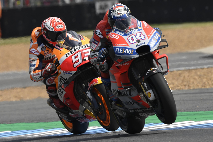 Marc Marquez berduel sengit dengan Andrea Dovizioso di MotoGP Thailand.