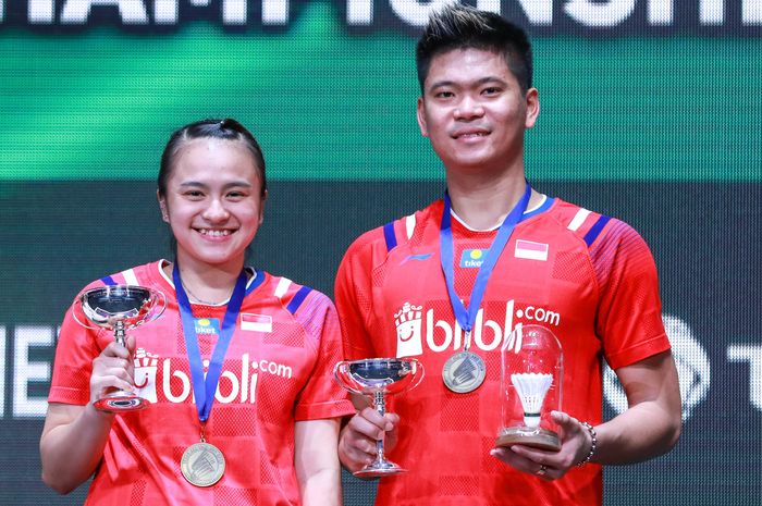 Pasangan ganda campuran Indonesia, Praveen Jordan (kanan)/Melati Daeva Oktavianti, berpose di atas podium kampiun All England Open 2020, di Arena Birmingham, Inggris, Minggu (15/3/2020).