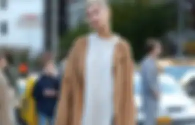 7 Inspirasi Style Nyaman dengan Oversized Sweater ala Hailey Baldwin
