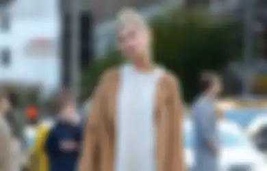 7 Inspirasi Style Nyaman dengan Oversized Sweater ala Hailey Baldwin