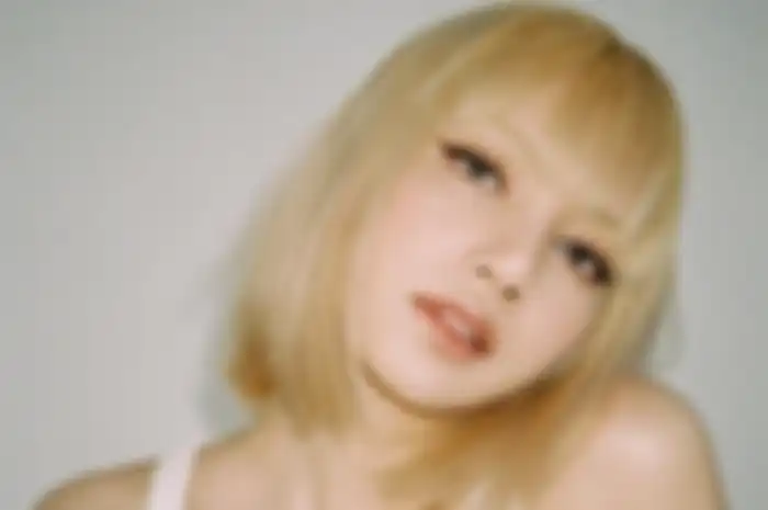 Outfit Lisa BLACKPINK saat hadiri fashion show Celine bikin melongo.