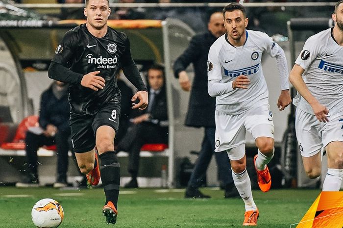 Penyerang Eintracht Frankfurt, Luka Jovic (kiri), menggiring bola dalam laga leg pertama melawan Inter Milan pada babak 16 besar Liga Europa 2018-2019 di Commerzbank Arena, 7 Maret 2019.