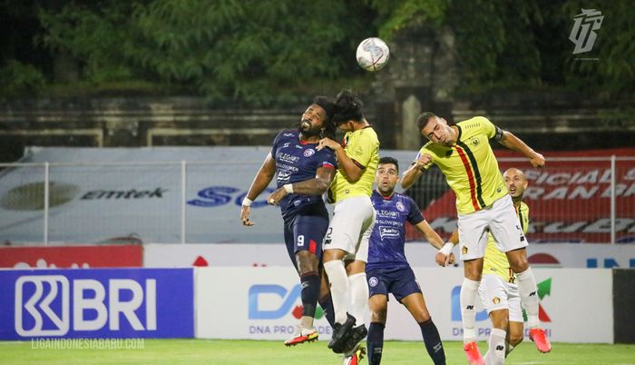 Para pemain Persik Kediri saat mencoba menghalau bola dari pemain Arema FC dalam laga pekan ke-28 Liga 1 2021/2022, di Stadion i Gusti Ngurah Rai, Denpasar, Bali, Minggu (27/2/2022).