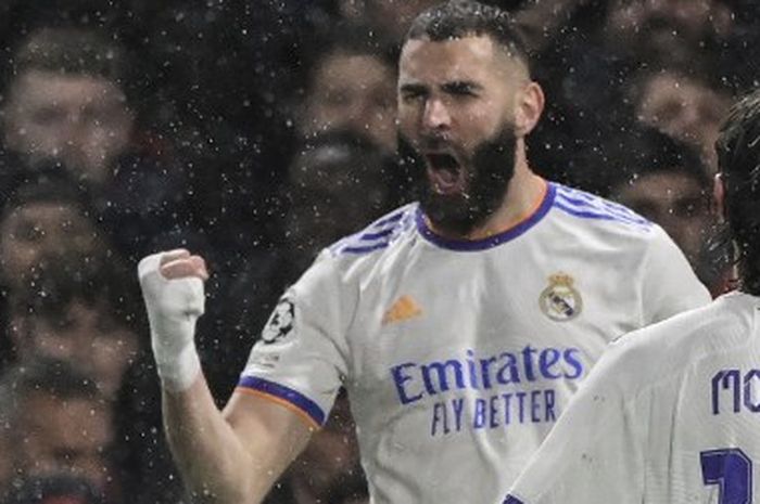 Striker Real Madrid, Karim Benzema, merayakan golnya ke gawang Chelsea dalam laga Liga Champions di Stamford Bridge, Rabu (6/4/2022).