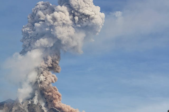 Ilustrasi gunung erupsi