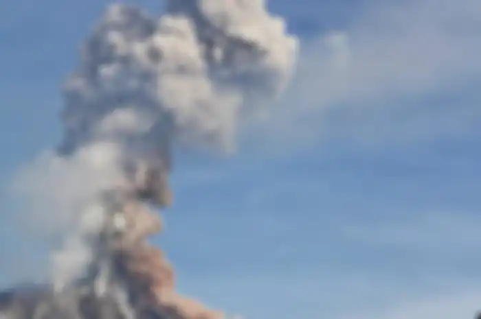 Ilustrasi gunung erupsi