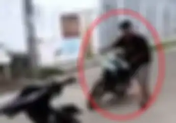 Ngakak! Bocah Ini Menuntun Motor Sambil Menyalakan Mesin, Eh Malah Nyungsep