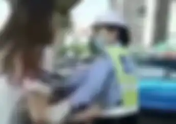 Enggak Terima Ditilang, Wanita Ini Terlibat Perkelahian Dengan Polantas Wanita, Simak Videonya..