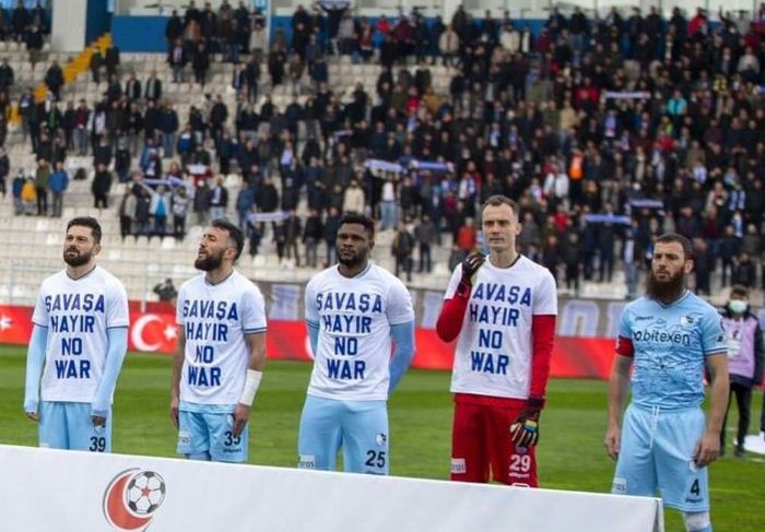 Kapten BB Erzurumspor, Aykut Demir, menolak mengenakan kaus solidaritas Ukraina