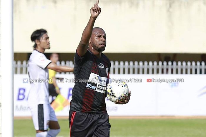 Selebrasi pemain Persipura Jayapura, Boaz Solossa, usai mencetak gol ke gawang Madura United pada pekan kesembilan Liga 1 2019 di Stadion Mandala, Jayapura, Selasa (16/7/2019).