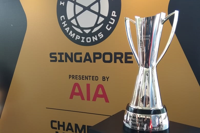 Replika trofi piala International Champions Cup dipamerkan pada acara konferensi pers di The Incubator, Esplanade Park, Singapura, Rabu (27/3/2019).