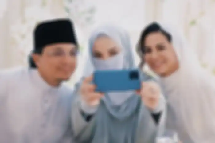 Neelofa, artis Malaysia sekaligus adik Noor Nabila berfoto dengan Engku Emran dan kakaknya