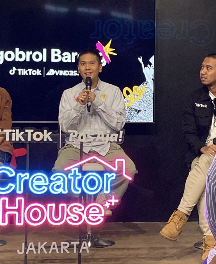 Iqbaal Ramadhan saat ngobrol bareng TikTok di kawasan Kota Tua, Jakarta Barat pada Jumat (10/1/2025).