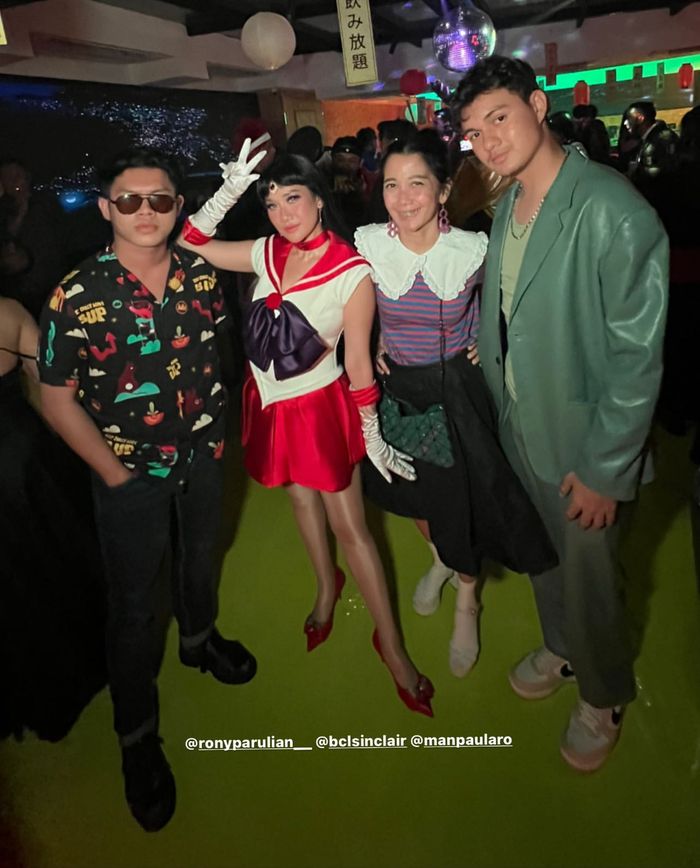 Bunga Citra Lestari dan tamu undangan yang hadir dalam pesta ulang tahunnya.