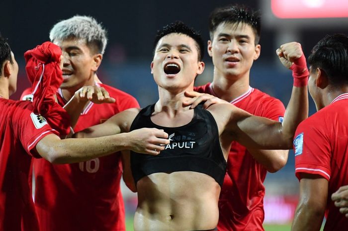 Pemain Vietnam Pham Tuan Hai (tengah) merayakan bersama rekan satu timnya setelah mencetak gol pada pertandingan lawan Filippina dalam Kualifikasi Piala Dunia 2026 di Stadion Nasional My Dinh di Hanoi pada Kamis, 6 Juni 2024.