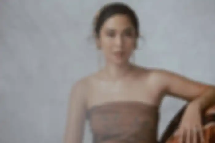 Tampilan Dian Sastro dengan batik