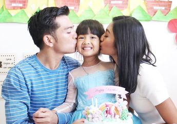 Senyum Bahagia Putri Nicky Tirta dan Liza Elly Saat Rayakan Ulang Tahun Bersama Kedua Orang Tuanya yang Telah Bercerai