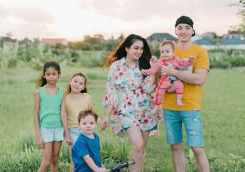 Dinikahi Aktor 23 Tahun Meski Sudah Berstatus Janda 2 Anak, Intip Rumah Keluarga Celine Evangelista yang Bergaya Vintage dengan Taman nan Asri