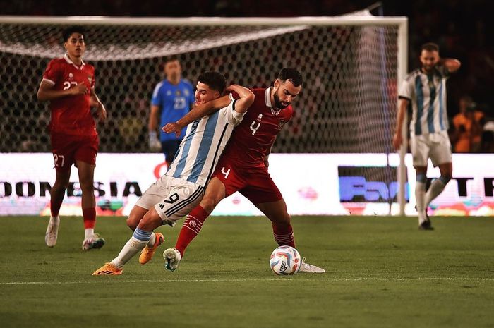 Momen bek Timnas Indonesia, Jordi Amat, berduel dengan Julian Alvarez yang merupakan bomber Argentina.