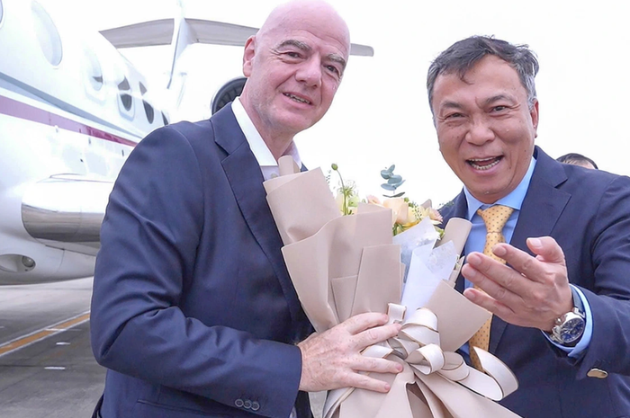 Presiden VFF Tran Quoc Tuan memberikan karangan bunga kepada Presiden FIFA Gianni Infantino.