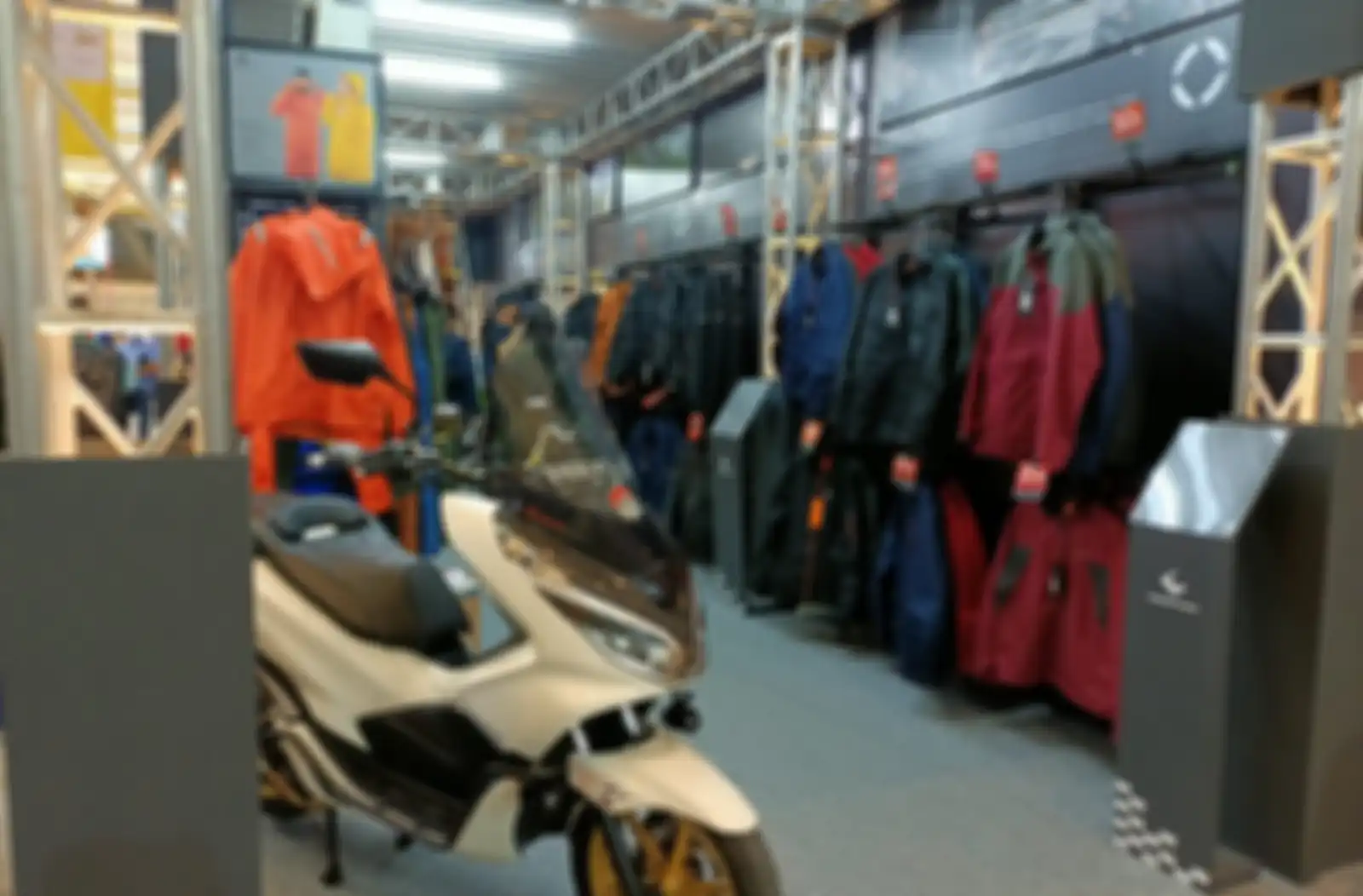 Ilustrasi jas hujan dan jaket Respiro.
