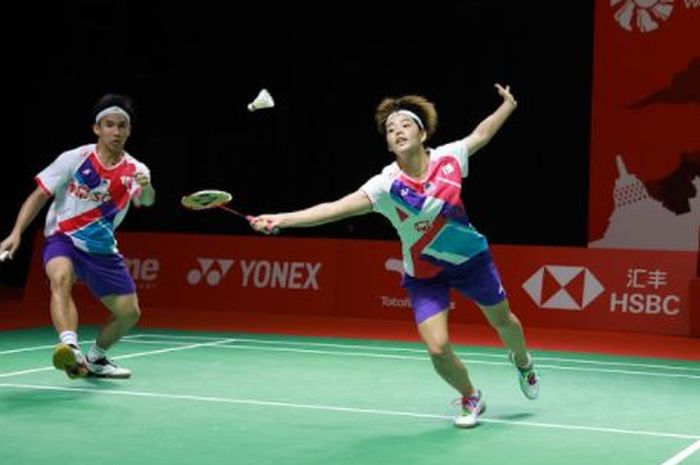 Pasangan ganda campuran Thailand, Dechapol Puavaranukroh/Sapsiree Taerattanachai, saat tampil pada ajang BWF World Tour Finals 2021. 