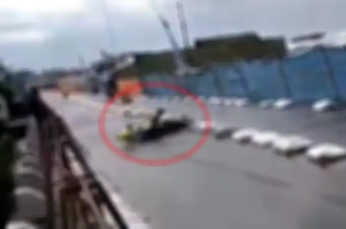 Pembalap terseret puluhan meter setelah terjatuh