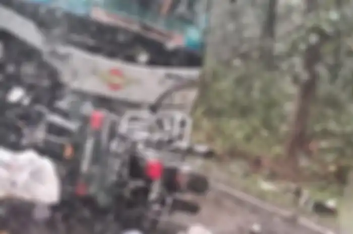 Detik-detik salah satu pengendara moge tewas tertabrak bus.