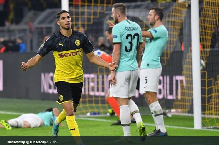 Selebrasi pemain Borussia Dortmund, Achraf Hakimi, usai membobol gawang Inter Milan dalam kemenangan timnya 3-2 di Stadion Signal Iduna Park dalam lanjutan matchday keempat Liga Champions 2019-2020.