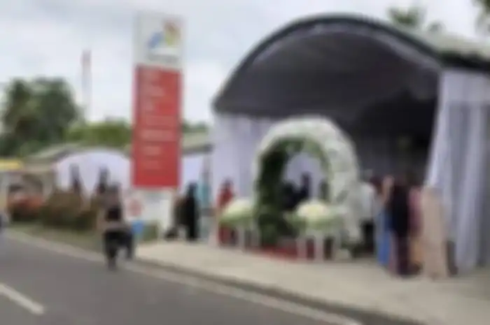 Pom bensin disulap jadi lokasi pesta pernikahan.