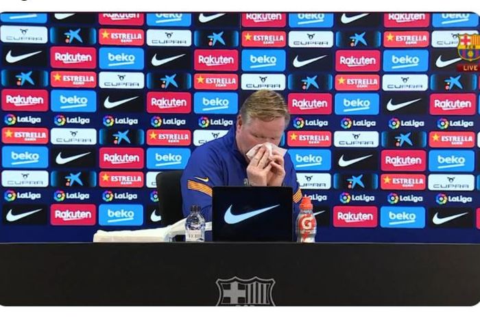 Pelatih Barcelona, Ronald Koeman mengalami mimisan saat berbicara di konferensi pers jelang laga Sevilla Vs Barcelona, Sabtu (27/2/2021).