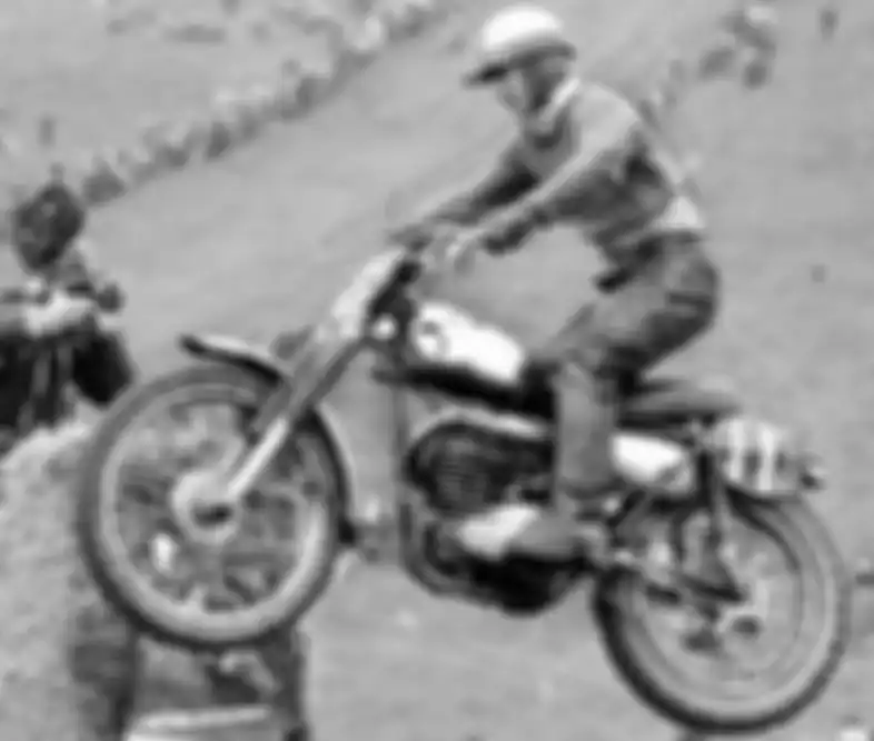 Scrambler lahir dari road bike yang diubah untuk balapan di lintasan tanah