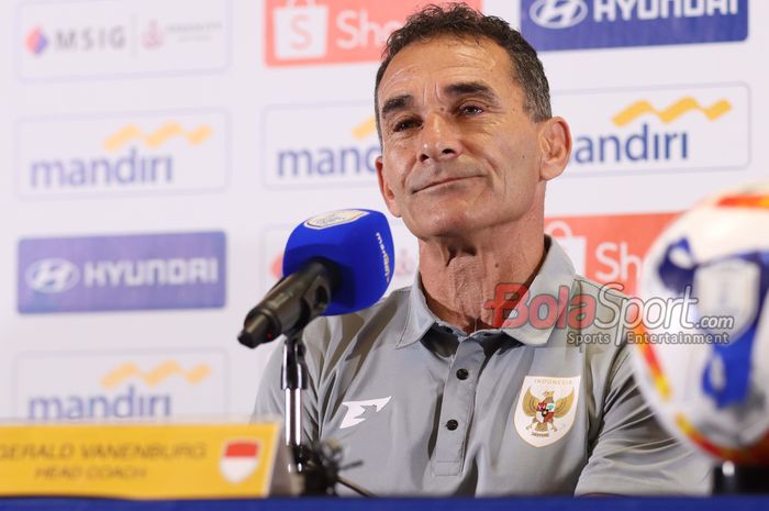 Pelatih Timnas U-23 Indonesia, Gerald Vanenburg, sedang memberikan keterangan kepada awak media di Media Center Stadion Utama Gelora Bung Karno, Senayan, Jakarta, 24 Juli 2025.