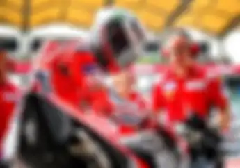 Bukan Lap atau Tisu, Sebelum Pakai Sarung Tangan Pembalap MotoGP Keringkan Tangan Pakai Alat Ini