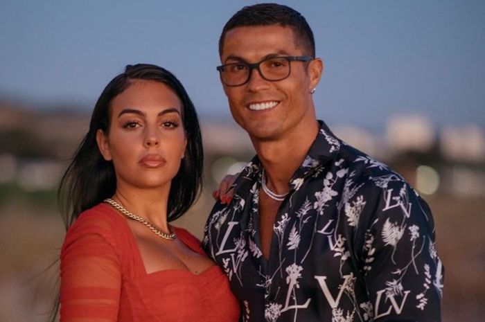 Cristiano Ronaldo bersama sang kekasih Georgina Rodriguez.