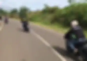 Video Detik-detik Moge Cornering Bablas Hampir Serempet Mobil, Ngilu Blas!