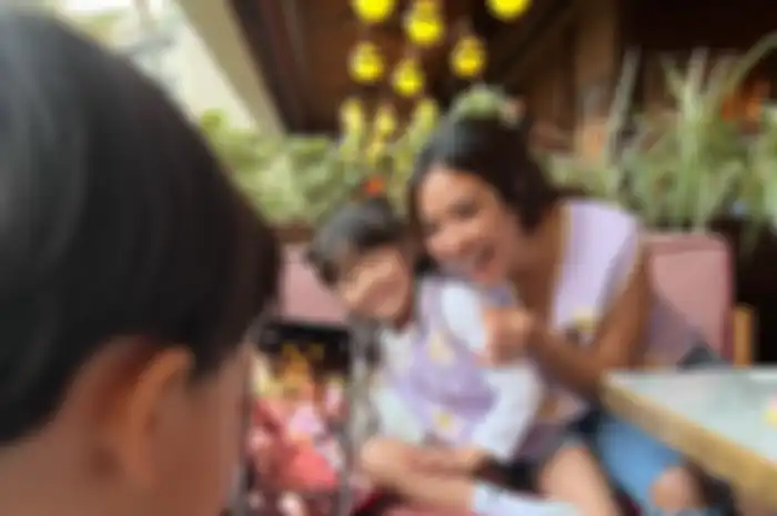 Gempi senang difoto. Kali ini, anak Sammy Simorangkir membuat foto anak Gading Marten. Gisel bongkar alasan cerai dari papa Gempi. 