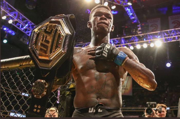 Israel Adesanya, mempertahankan sabuk juara kelas menengah setelah mengalahkan Paulo Costa via TKO di ronde kedua dalam UFC 253, Minggu (27/9/2020) WIB.