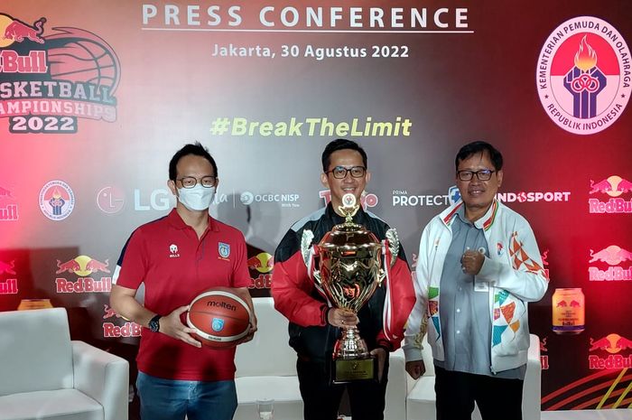 Konferensi Pers Red Bull Baketball Championships 2022 yang dihadiri Ketua Perbasi Jakarta, Lexyndo Hakim (kiri), Chief Marketing Officer PT Asia Health Beverages, Ricky Suhendar (tengah), dan Deputi Bidang Pembudayaan Olahraga Kemenpora, Raden Isnanta (kanan), di Kawasan Senayan, Jakarta, Selasa (30