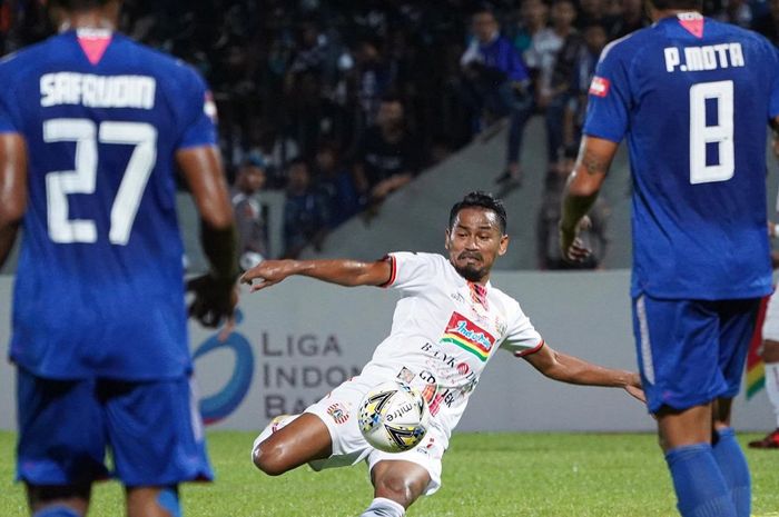 Aksi gelandang Persija, Ramdani Lestaluhu, pada laga kontra PSIS Semarang di Stadion Moch Soebroto, Magelang, Minggu (26/5/2019).