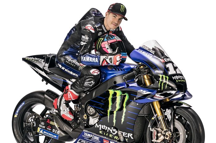 Pebalap Monster Energy Yamaha MotoGP, Maverick Vinales, berpose di atas motor barunya untuk MotoGP 2019.