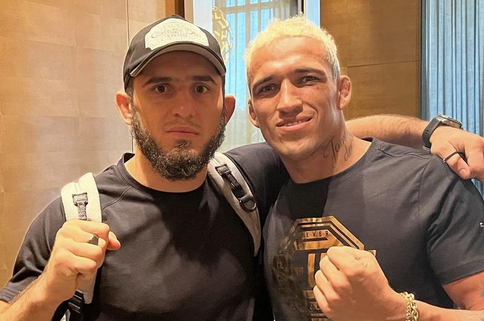 Islam Makhachev dan Charles Oliveira berpose setelah pertandingan mereka berdua pada Oktober, 2022